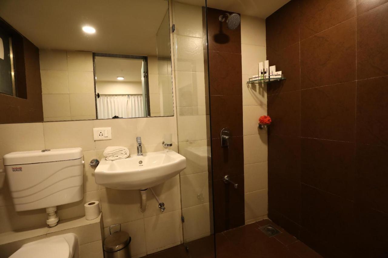 7 Star Weekend Studio At Rajhans Belliza By Global Hospitality Surat Ngoại thất bức ảnh