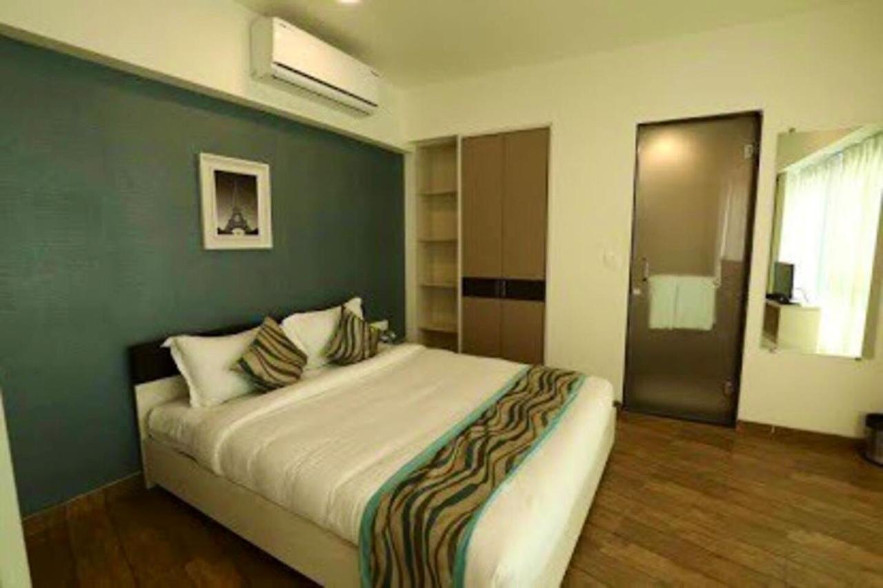 7 Star Weekend Studio At Rajhans Belliza By Global Hospitality Surat Ngoại thất bức ảnh